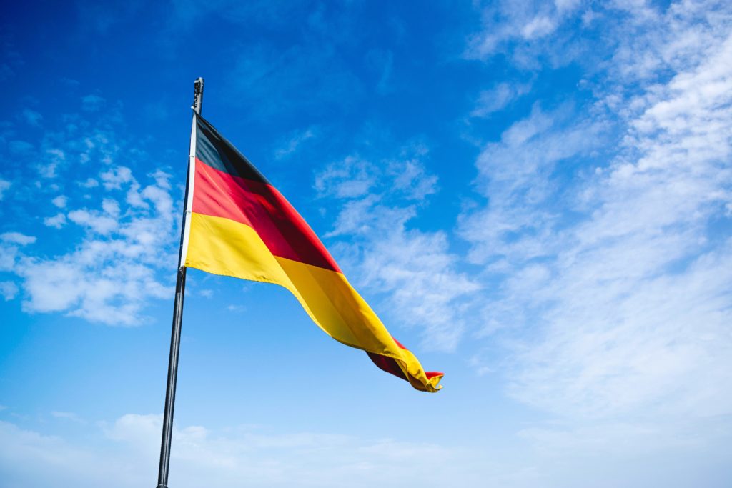 風になびくドイツ国旗と青空